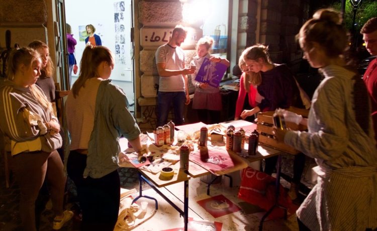 Danke gut. Und selbst? nachtfrequenz18 steht in den Startlöchern